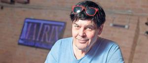 Techniker an der Theke. Ralph Semmler weiß, dass Beleuchtung und Kühlung der Getränke die größten Energiefresser im Club sind. Doch es gibt Mittel und Methoden dagegen.