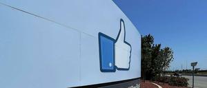 Daumen hoch für die WhatsApp-Übernahme durch Facebook. Die Wettbewerbshüter in Brüssel haben nichts dagegen.