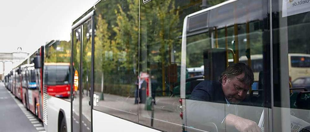 Berlin wächst und braucht mehr Verkehrsmittel - auch 4,5 Prozent mehr Busse sollen bis 2018 durch Berlin rollen.