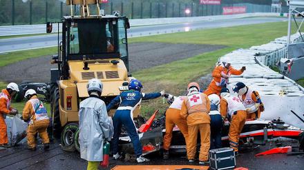 Rettungskräfte bergen Jules Bianchi aus den Überresten seines Autos.
