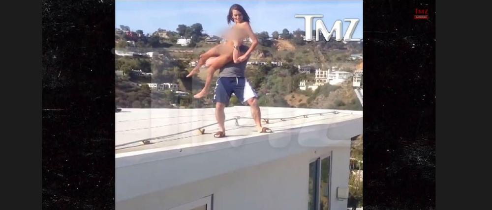 Dan Bilzerian bei dem Versuch eine nackte Frau in seinen Pool zu werfen. Leider verschätzte er sich um einen halben Meter.