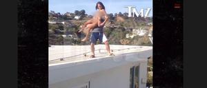 Dan Bilzerian bei dem Versuch eine nackte Frau in seinen Pool zu werfen. Leider verschätzte er sich um einen halben Meter.