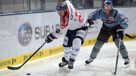 Zielstrebig. Constantin Braun behält den Puck unter Kontrolle.