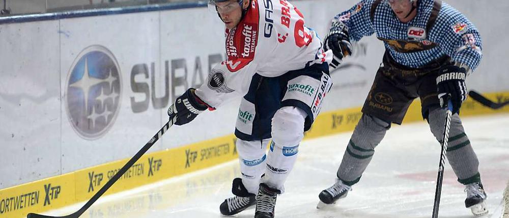 Zielstrebig. Constantin Braun behält den Puck unter Kontrolle.