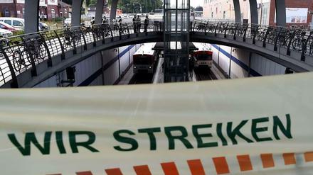 Die Lokführer-Gewerkschaft GDL will den Zugverkehr in ganz Deutschland von Dienstagabend an für neun Stunden komplett lahmlegen.