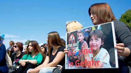 Die Gefahr hört in Deutschland offenbar nicht auf. Jesiden demonstrieren in Hannover gegen die IS-Terrormiliz.