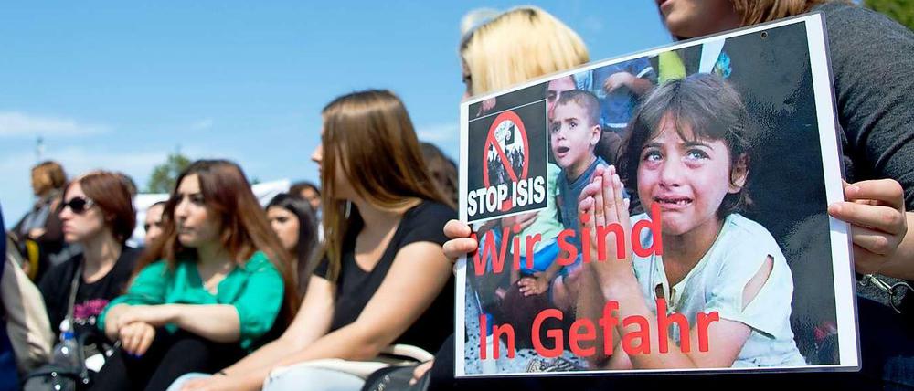 Die Gefahr hört in Deutschland offenbar nicht auf. Jesiden demonstrieren in Hannover gegen die IS-Terrormiliz.
