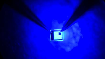 Ein Blaulicht-Laser, an dem einer der drei japanischen Nobelpreisträger, Shuji Nakamura, forscht.