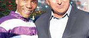 Eddy und Klaus. Jockey Pedroza (li.) freut sich mit Allofs über den Sieg.