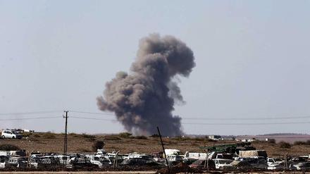 Einschlag einer Rakete gegen die IS-Milizen bei Kobane.