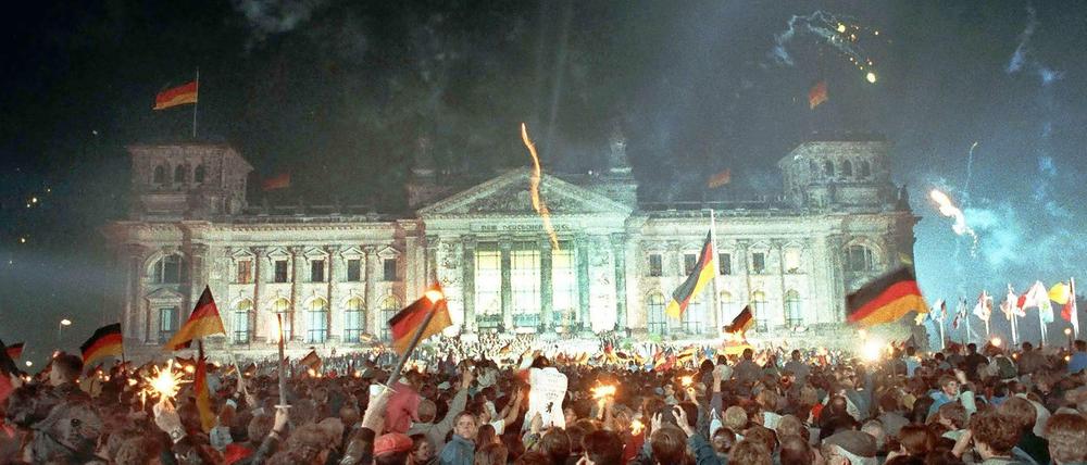Knallig. Am Reichstag wurde in der Nacht vom 2. auf den 3. Oktober 1990 ein großes Feuerwerk abgebrannt.