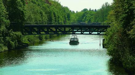 Auf nach Teltow. Die Stadt will profitieren von all den Schiffen - hier in Steglitz - auf dem Teltowkanal.