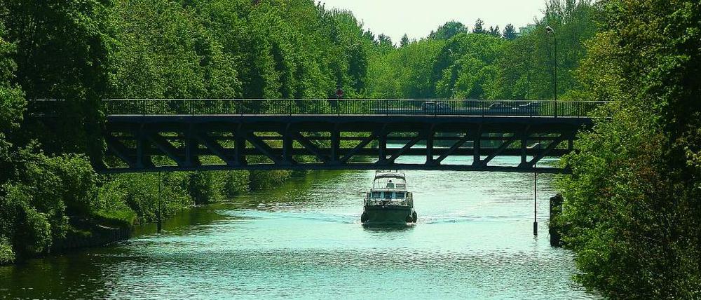 Auf nach Teltow. Die Stadt will profitieren von all den Schiffen - hier in Steglitz - auf dem Teltowkanal.