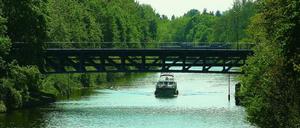 Auf nach Teltow. Die Stadt will profitieren von all den Schiffen - hier in Steglitz - auf dem Teltowkanal.