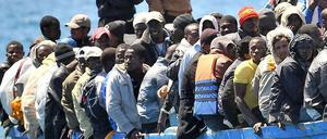 Flüchtlinge auf einem Boot im Mittelmeer (Archivbild).