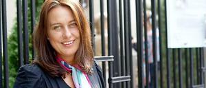 25 Jahre später: Cornelia Eggert lehnt am Zaun der ehemaligen Botschaft der BRD in Warschau.