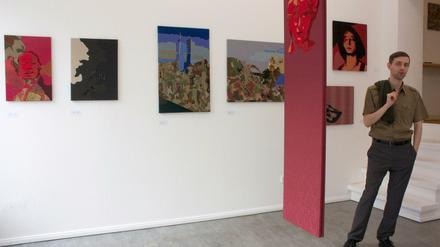 Der Künstler Jan Bejšovec in seiner Ausstellung.