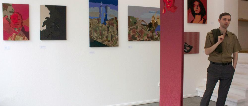 Der Künstler Jan Bejšovec in seiner Ausstellung.