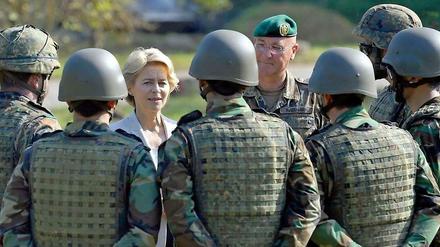 Von der Leyen besucht irakische Soldaten in Hammelburg.