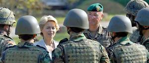Von der Leyen besucht irakische Soldaten in Hammelburg.