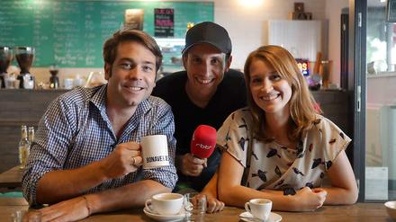 Der Bonaverde-Gründer Hans Stier und seine Mitarbeiterin Nathalie Sonne mit "Made in Berlin"-Moderator Chris Guse. Stiers Kaffeeidee wollten schon große Konzerne kaufen. Noch lehnt er dankend ab.