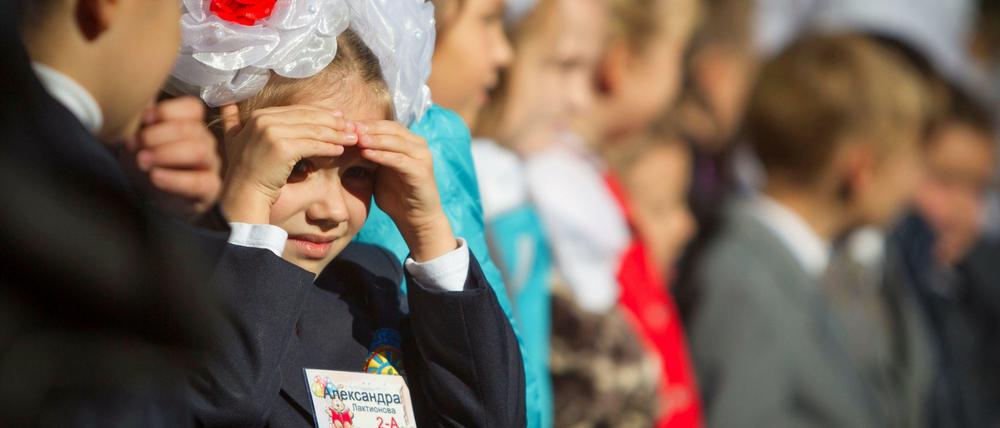 In der Ostukraine begann mit Verspätung das neue Schuljahr. Das Land versucht, zur Normalität zurückzukehren. Doch der demokratische Umbruch gestaltet sich schwierig.