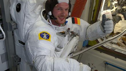 Alexander Gerst bei einem Test seines Raumanzugs, den er bei dem heutigen Ausstieg aus der Internationalen Raumstation ISS anziehen wird.
