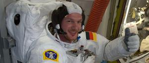 Alexander Gerst bei einem Test seines Raumanzugs, den er bei dem heutigen Ausstieg aus der Internationalen Raumstation ISS anziehen wird.