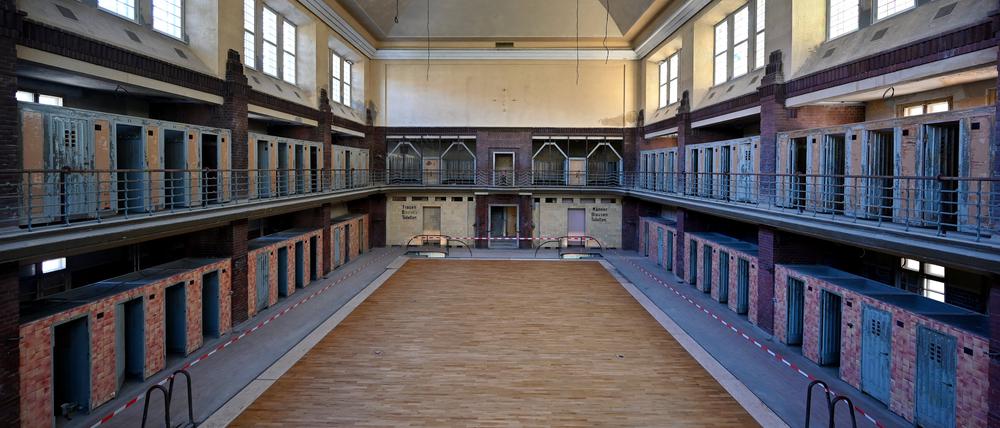 Blick in die Damenschwimmhalle (kleine Schwimmhalle) im Hubertusbad.