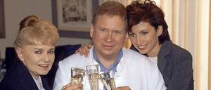 Spielte auch in der TV-Serie "Dr. Sommerfeld - Neues vom Bülowbogen" mit: Waltraud Habicht, hier mit ihren Filmkollegen Marijam Agischewa und Rainer Hunold.