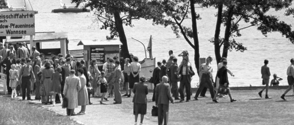 Berlin-Zehlendorf, 1952, irgendwo am Wannsee. Die Schiffe der Stern und Kreisschifffahrt fahren nach Kladow, zur Pfaueninsel, nach Moorlake.
