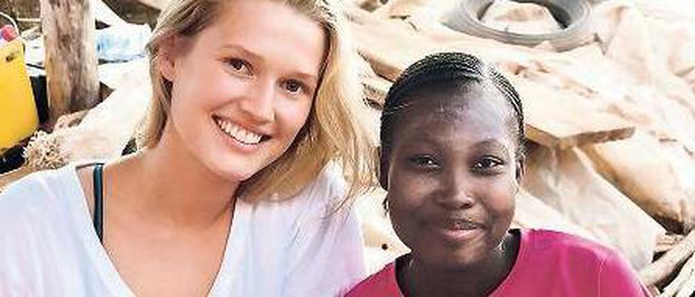 WEIL ICH EIN MÄDCHEN BIN. Toni Garrn, 22, gebürtige Hamburgerin und Topmodel, besuchte in Burkina Faso auch das Mädchen Justine zuhause. Am Mittwoch wurde Garrn in Berlin erwartet; Plan International erleuchtet am Welt-Mädchentag, 11.10., den Funkturm pink.