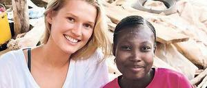 WEIL ICH EIN MÄDCHEN BIN. Toni Garrn, 22, gebürtige Hamburgerin und Topmodel, besuchte in Burkina Faso auch das Mädchen Justine zuhause. Am Mittwoch wurde Garrn in Berlin erwartet; Plan International erleuchtet am Welt-Mädchentag, 11.10., den Funkturm pink.
