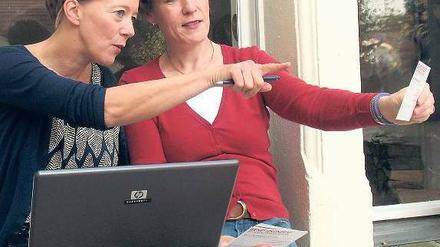 Die Organisatorinnen des Benefizkonzerts bei einer Besprechung.