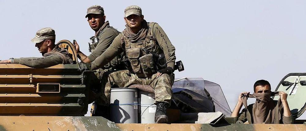 Kurdische Einheit auf einem gepanzerten Fahrzeug.