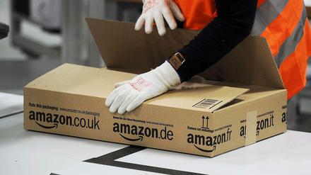 Die Europäische Kommission hat eine eingehende Untersuchung eingeleitet, um zu prüfen, ob die Entscheidung der luxemburgischen Steuerbehörden zu der von Amazon in Luxemburg zu zahlenden Körperschaftsteuer mit den EU-Beihilfevorschriften vereinbar ist. Mit der Einleitung eines förmlichen Prüfverfahrens werde sowohl interessierten Dritten als auch Mitgliedstaaten die Gelegenheit zur Stellungnahme geboten, ohne dem Ergebnis vorzugreifen, teilte die Kommission am Dienstag mit.