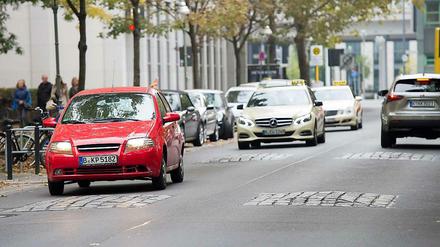 Radfahrerfreundlich - aber bremsen den Verkehr nicht: Sogenannte "Moabiter Kissen" wie hier in der Lehrter Straße kosten pro Stück 3.445 Euro.