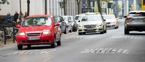 Radfahrerfreundlich - aber bremsen den Verkehr nicht: Sogenannte "Moabiter Kissen" wie hier in der Lehrter Straße kosten pro Stück 3.445 Euro.