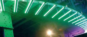 Bestimmt keine Erleuchtung: Die "Perlenkette aus Licht" an der S-Bahn-Brücke Bleibtreustraße hat über 200.000 Euro gekostet.