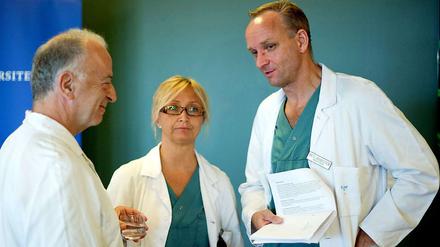 Erfolgreich. Professor Mats Brännström (rechts), der die Transplantation durchführte, mit Teammitgliedern im Jahr 2012. 