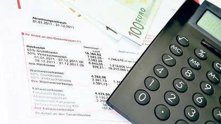 Streitfall Nebenkostenabrechnung. Hält der Vermieter seine Abrechnungspflicht nicht ein, kann er diese Nebenkosten nicht nachfordern. 
