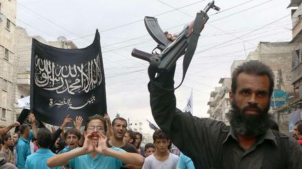 Anhänger der Al-Nusra-Front demonstrieren im zerstörten Aleppo.