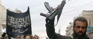 Anhänger der Al-Nusra-Front demonstrieren im zerstörten Aleppo.