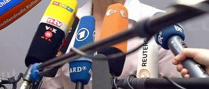 Ministerin Ursula von der Leyen verspricht in jedes Mikrofon - mehr Transparenz.