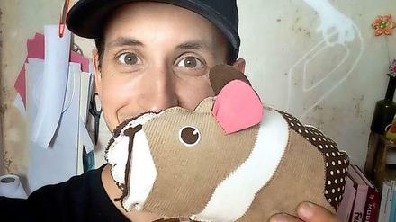 Makerist macht es möglich: Moderator Chris Guse hat das Angebot gleich ausprobiert und zeigt ein noch namenloses Stoff-Meerschweinchen, das er selbst gebastelt hat. 