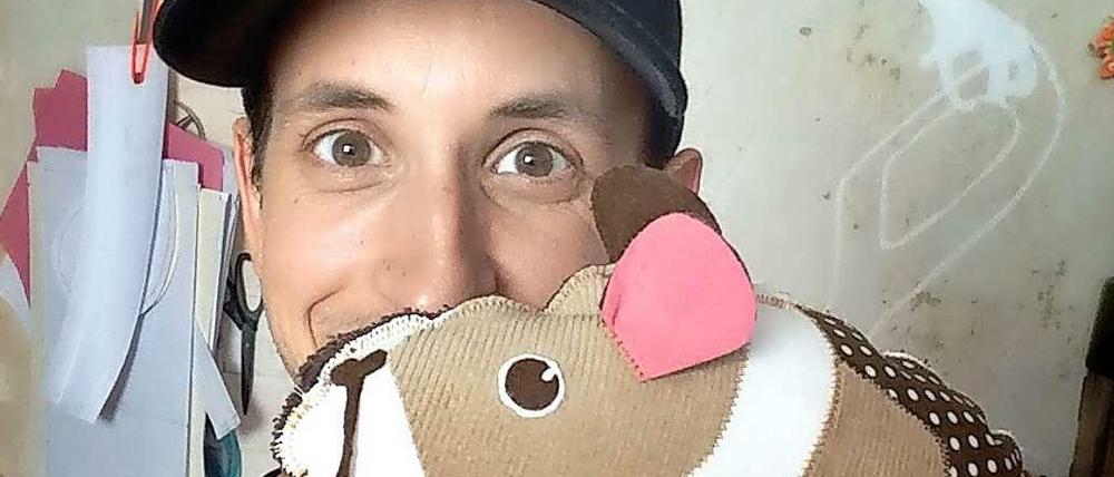 Makerist macht es möglich: Moderator Chris Guse hat das Angebot gleich ausprobiert und zeigt ein noch namenloses Stoff-Meerschweinchen, das er selbst gebastelt hat. 
