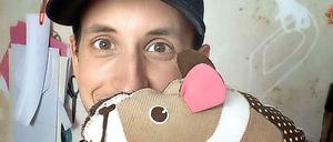 Makerist macht es möglich: Moderator Chris Guse hat das Angebot gleich ausprobiert und zeigt ein noch namenloses Stoff-Meerschweinchen, das er selbst gebastelt hat. 