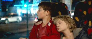 Jack (Ivo Pietzcker) und sein kleiner Bruder Manuel (Georg Arms) irren durch die Nacht.