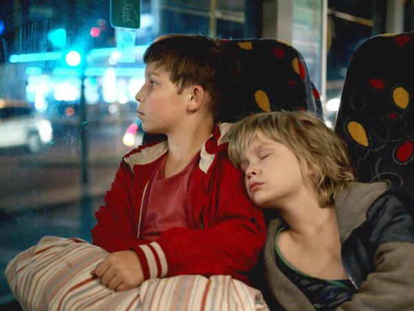 Jack (Ivo Pietzcker) und sein kleiner Bruder Manuel (Georg Arms) irren durch die Nacht.