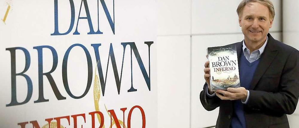 Bestseller-Autor Dan Brown posiert mit seinem sechsten Roman "Inferno" bei der Madrider Buchmesse im Mai 2013.